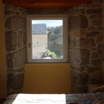 Découvrez les Chambres chaleureuses et agréables du gite de groupe en Lozère à Javols, que vous soyez en famille entre amis ou en amoureux nous vous garantissons un séjour nature et confortable. Gite de groupe proche d'Aumont-Aubrac chambre
